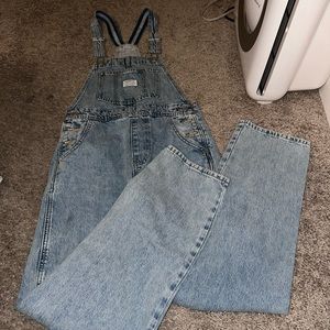aritzia levi’s overalls